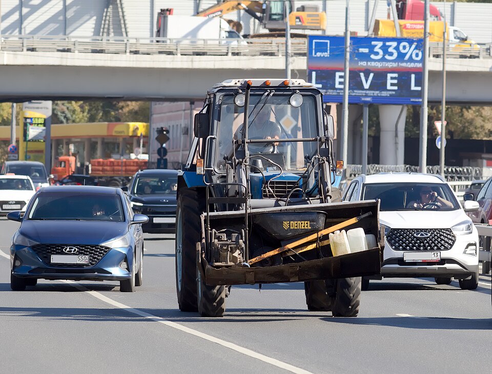 Zdjęcie ilustracyjne: Moscow, Entuziastov Highway, tractor racing, Sept 2025 01.jpg