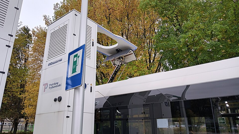 Zdjęcie ilustracyjne: 20251016 133903 Charging an electric city bus. Dmowskiego Street in Piotrków Trybunalski, Poland.jpg