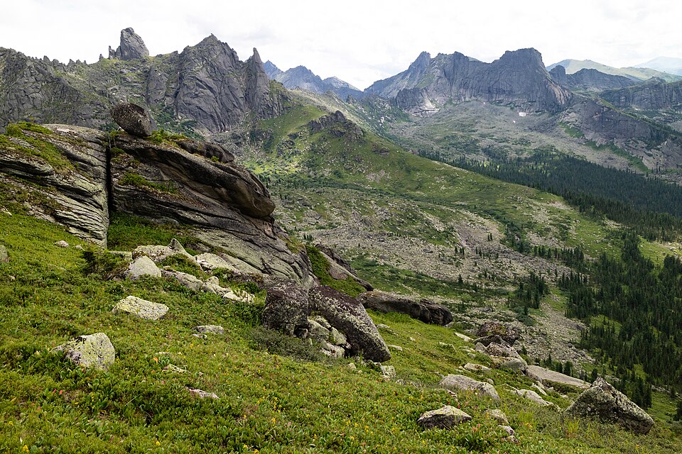 Zdjęcie ilustracyjne: Mountain landscape, Weathering and erosion in glacial valley, Ergaki, Sayan Mountains, Siberia.jpg