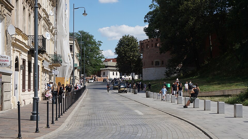 Zdjęcie ilustracyjne: Podzamcze street, view to W, Nowy Świat, Kraków, Poland.jpg