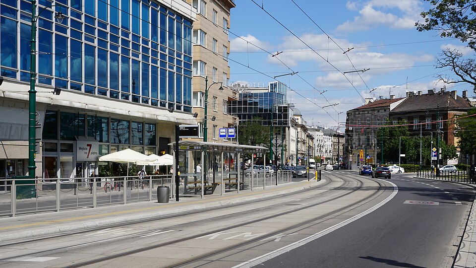 Zdjęcie ilustracyjne: Zwierzyniecka street, view to E, Nowy Świat, Kraków, Poland.jpg