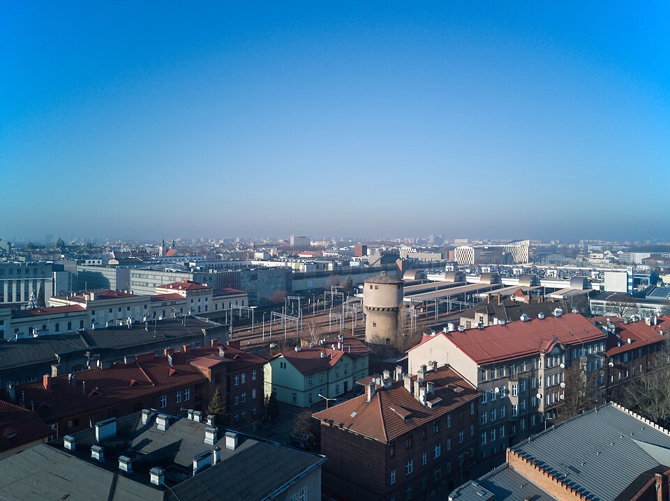 Zdjęcie ilustracyjne: Aerial view of Kraków Główny station and Bosacka Street buildings, Poland, December 2025.jpg
