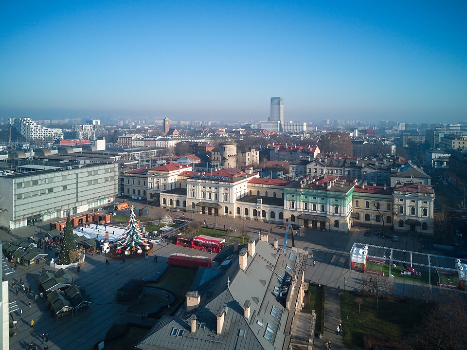 Zdjęcie ilustracyjne: Former Kraków Główny railway station and Jan Nowak-Jeziorański square (bird's eye view, 2025), Kraków, Poland.jpg