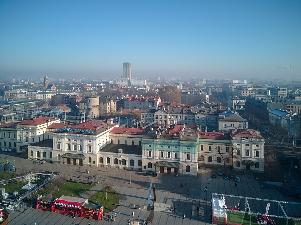 Zdjęcie ilustracyjne: Former Kraków Główny railway station, 1844 design. Peter Rosenbaum, 1-3 Jan Nowak-Jeziorański square, Kraków, Poland (bird's eye view, 2025).jpg