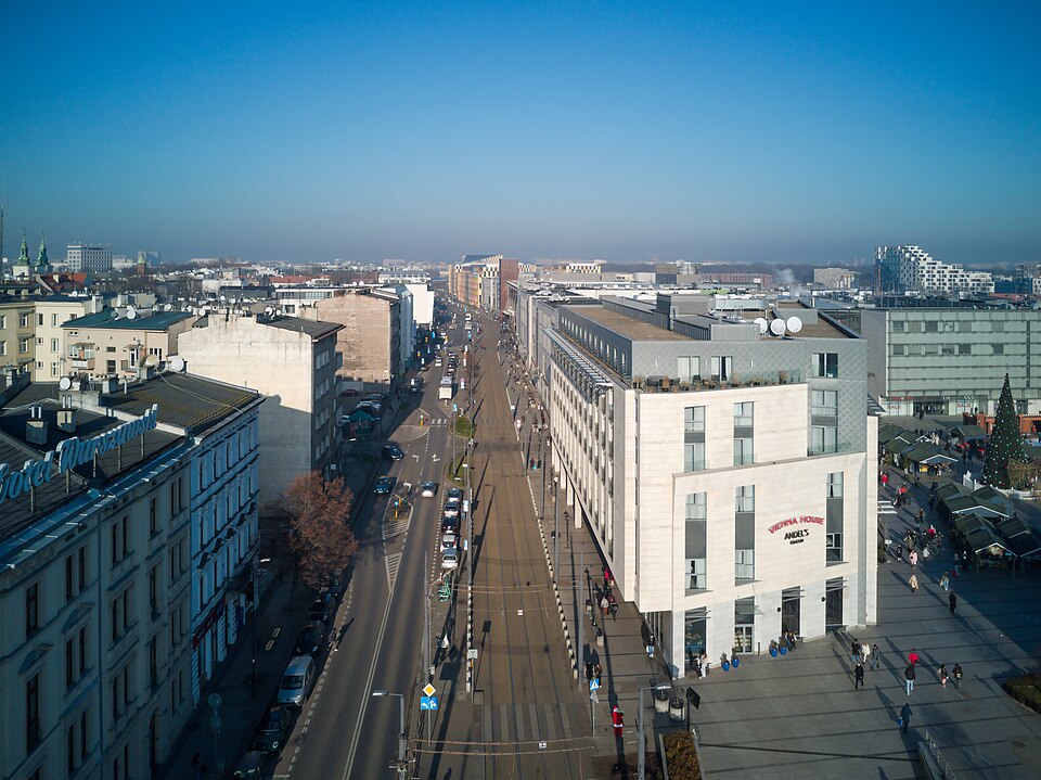 Zdjęcie ilustracyjne: Pawia street, view from S, Kraków, Poland (bird's-eye view, 2025).jpg