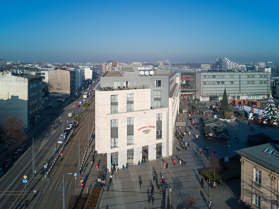 Zdjęcie ilustracyjne: Vienna House Andel’s Cracow, aerial view, 2025, Kraków, Poland.jpg