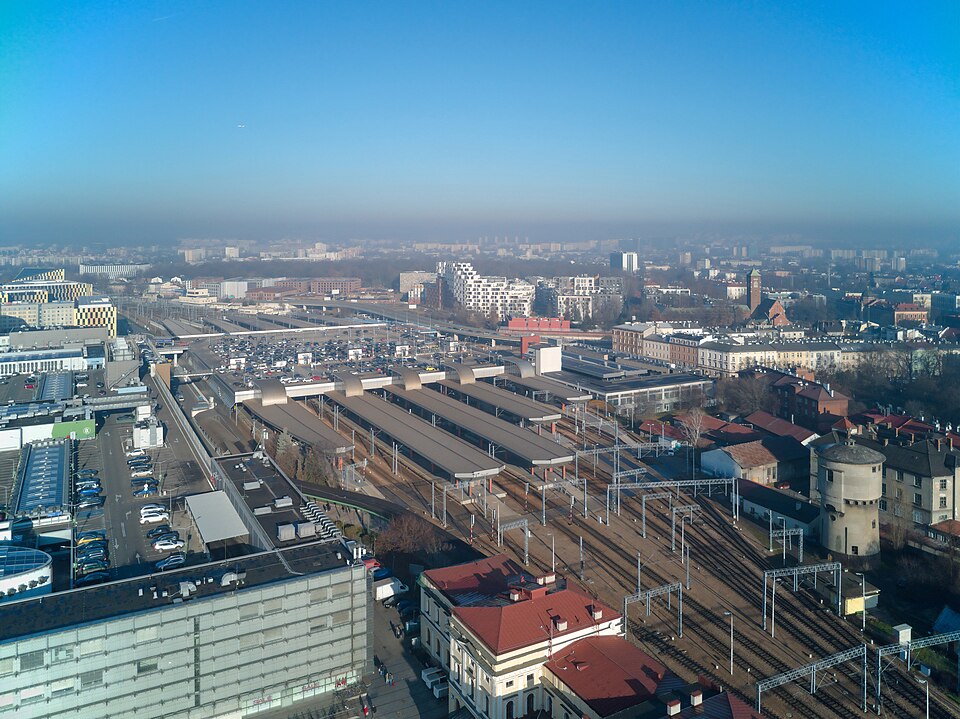 Zdjęcie ilustracyjne: Kraków Główny train station, aerial view 2025. Kraków, Poland.jpg