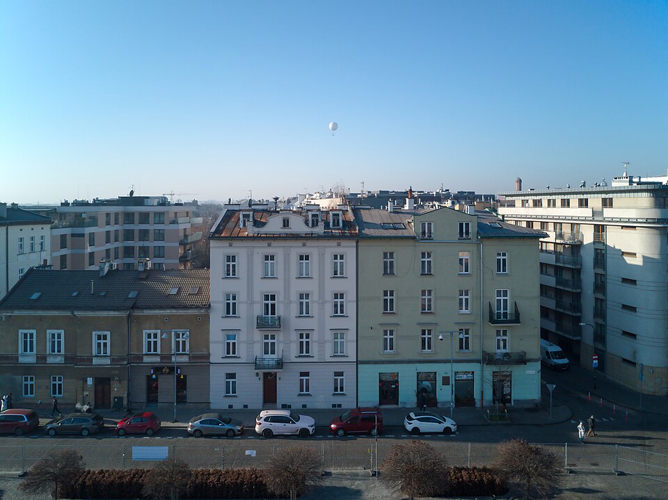 Zdjęcie ilustracyjne: Tenement house, 5 Bohaterów Getta Square, Podgórze, Kraków, Poland.jpg