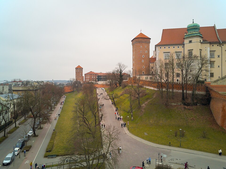 Zdjęcie ilustracyjne: Droga do Zamku street, Old Town, bird's eye view 2025, Kraków, Poland.jpg