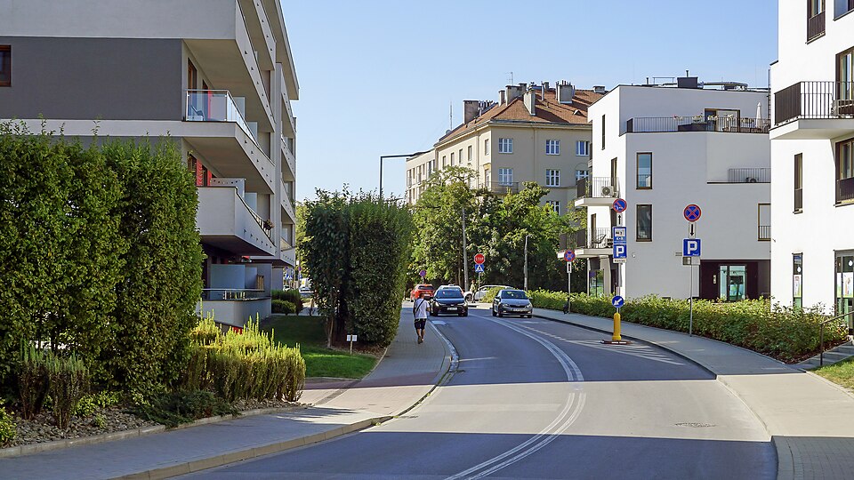Zdjęcie ilustracyjne: Rydlówka street, view to E, Kraków, Poland.jpg
