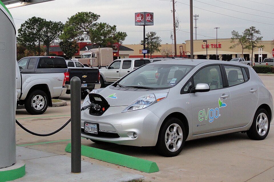 Zdjęcie ilustracyjne: Nissan LEAF got thirsty trimmed.jpg