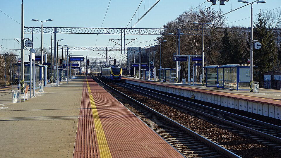 Zdjęcie ilustracyjne: Kraków Łobzów train stop, view to E, Kraków, Poland.jpg