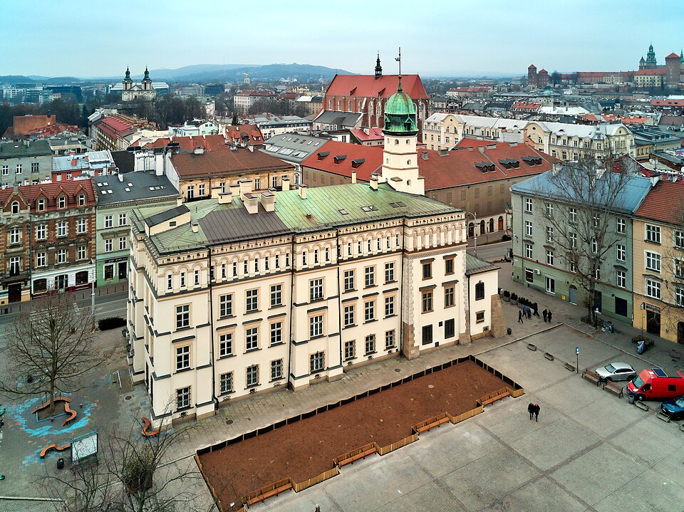 Zdjęcie ilustracyjne: City Hall of the former City of Kazimierz, 1 Wolnica Square, aerial view from the north 2025, Kazimierz, Kraków, Poland.jpg