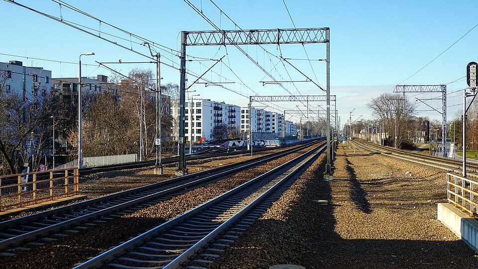 Zdjęcie ilustracyjne: Railway line no. 118, view from Kraków Łobzów train stop, Kraków, Poland.jpg