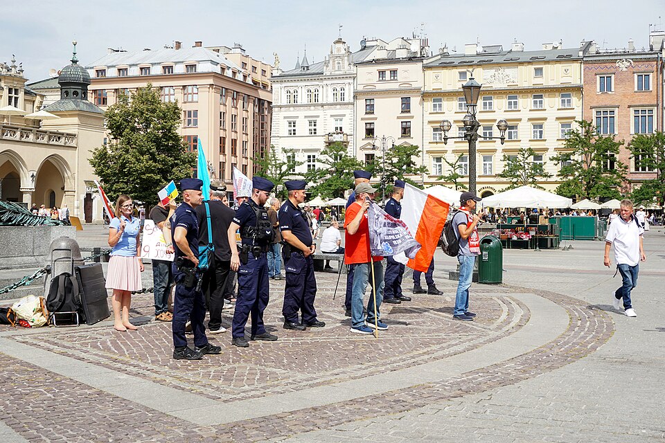 Zdjęcie ilustracyjne: Anti-Ukrainian protest Krakow, Main Market square, Old Town, Kraków, Poland.jpg