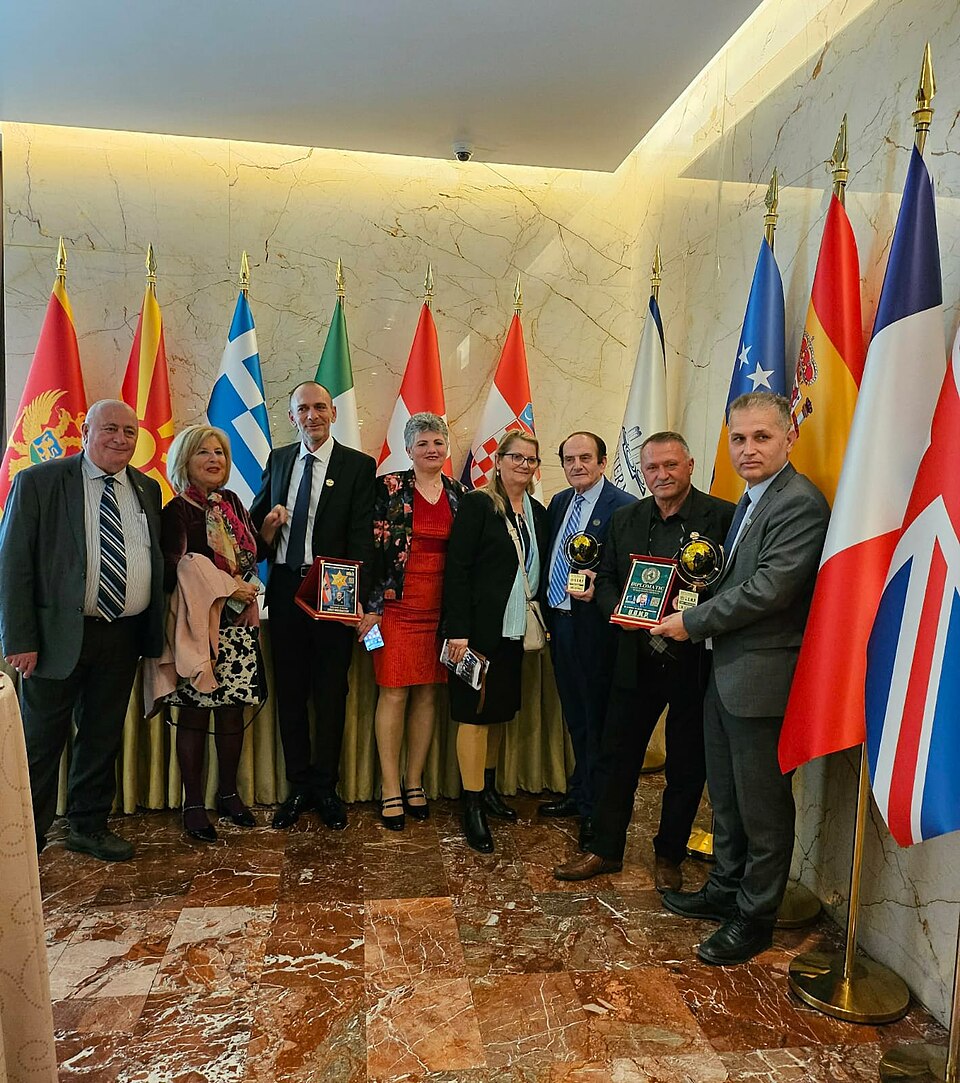 Zdjęcie ilustracyjne: Dr. Ali Baqeri receiving the International Peace and Diplomacy Award alongside international delegates.jpg
