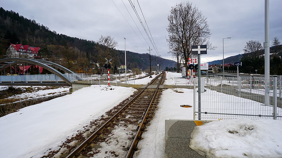 Zdjęcie ilustracyjne: Railway line no. 105, viev to N in Muszyna City, Poland.jpg