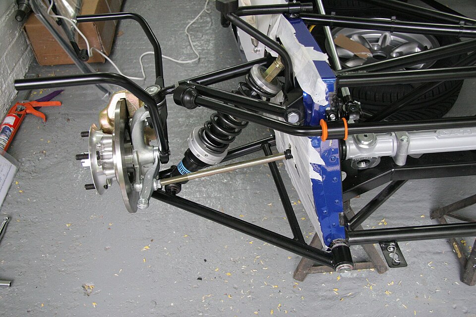 Zdjęcie ilustracyjne: Caterham Roadsport building - 013 - No track rod ends fitted yet... - Flickr - exfordy.jpg