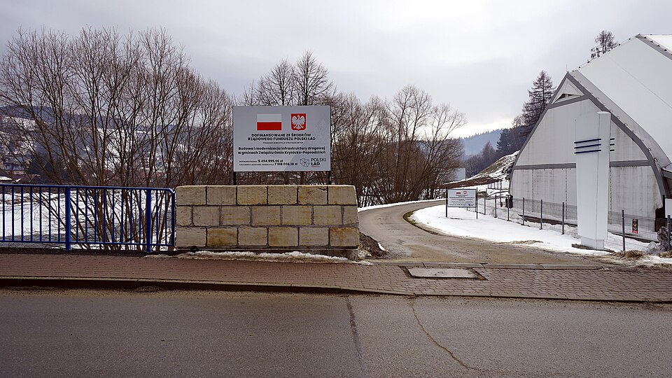 Zdjęcie ilustracyjne: Government information board, Muszyna, Poland.jpg