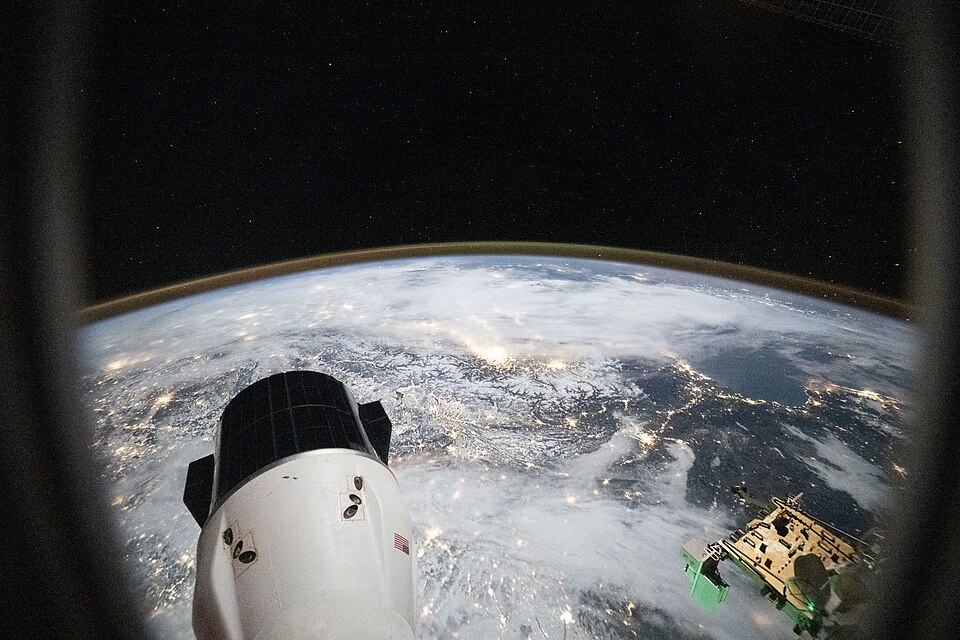 Zdjęcie ilustracyjne: City lights sparkle across a cloudy Europe and the Alps (iss074e0224384).jpg