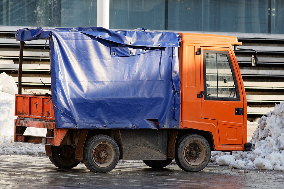 Zdjęcie ilustracyjne: Moscow, tiny electrical truck at Gorky Park, Mar 2026 03.jpg