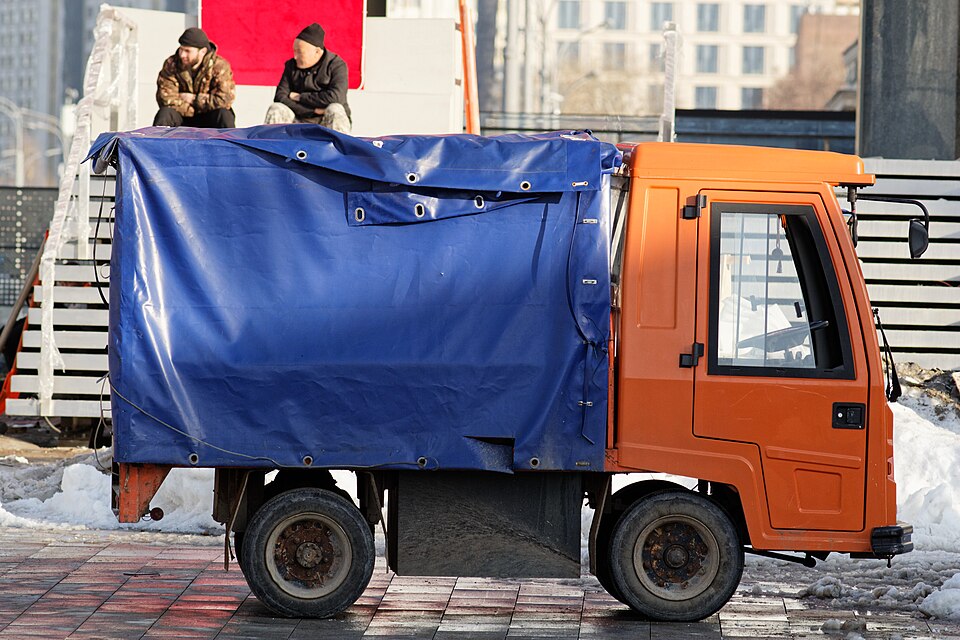 Zdjęcie ilustracyjne: Moscow, tiny electrical truck at Gorky Park, Mar 2026 04.jpg