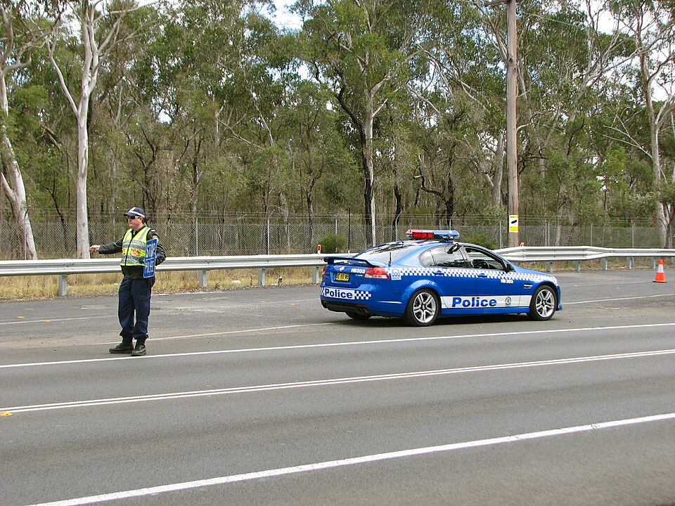 Zdjęcie ilustracyjne: HB 203 'STOP POLICE" signaling cars to pull in - Flickr - Highway Patrol Images.jpg