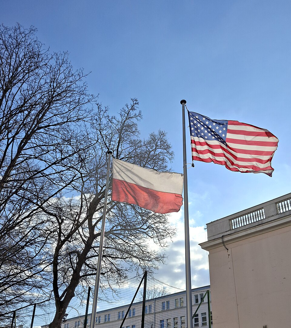 Zdjęcie ilustracyjne: Poland-USA-flag-Warsaw-March-2026.jpg