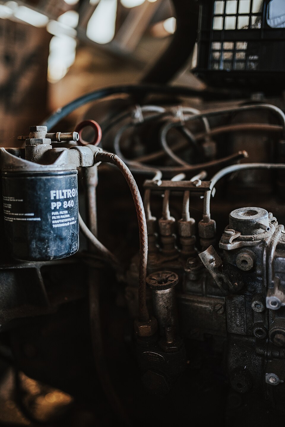 Zdjęcie ilustracyjne: Mechanical components in an old engine workshop showcasing intricate details and vintage machinery.jpg
