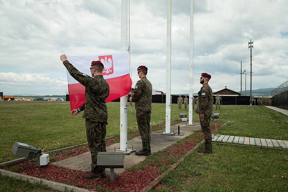 Zdjęcie ilustracyjne: Polish Armed Forces observe National Flag Day in Kosovo (9683646).jpg