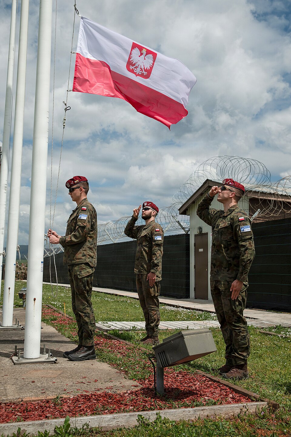Zdjęcie ilustracyjne: Polish Armed Forces observe National Flag Day in Kosovo (9683647).jpg