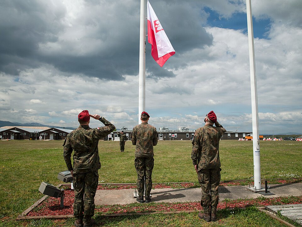 Zdjęcie ilustracyjne: Polish Armed Forces observe National Flag Day in Kosovo (9683648).jpg