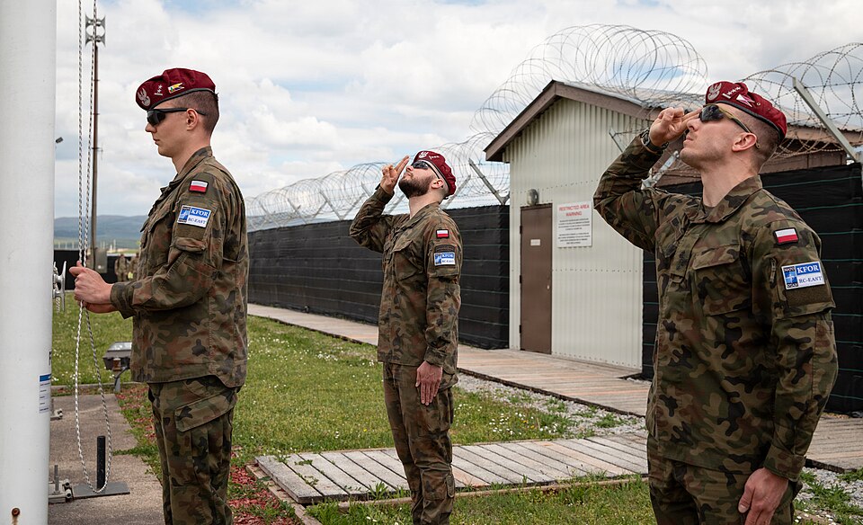 Zdjęcie ilustracyjne: Polish Armed Forces observe National Flag Day in Kosovo (9683649).jpg