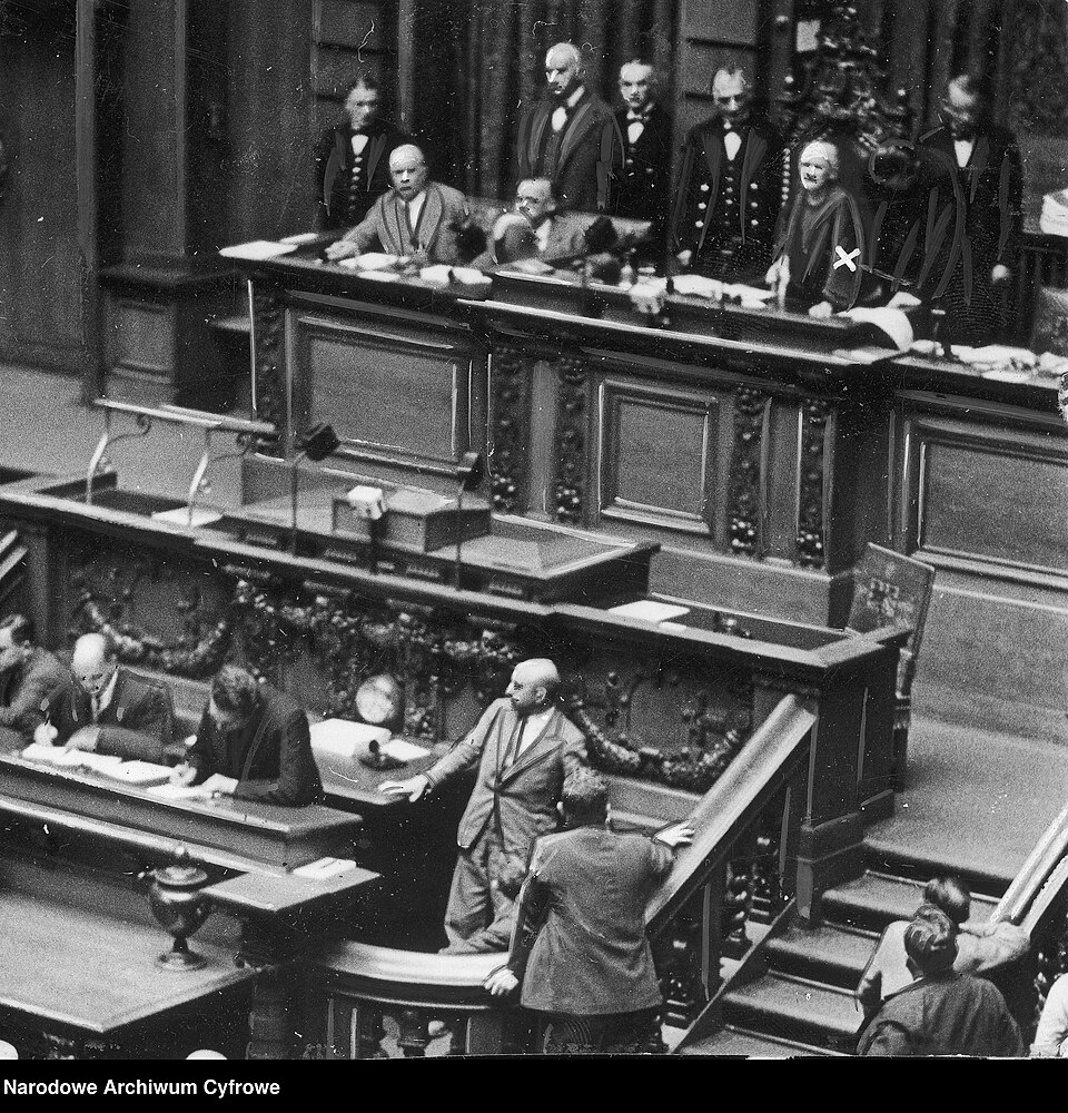 Zdjęcie ilustracyjne: 3 1 0 17 11954 5 1 32785 Opening of the Reichstag Session Eröffnung der Reichstagssitzung Berlin 1932-08-30 Assembly hall. In the Presidium, senior member of parliament Klara Zetkin (x) is opening the session. NAC, Poland PD.jpg