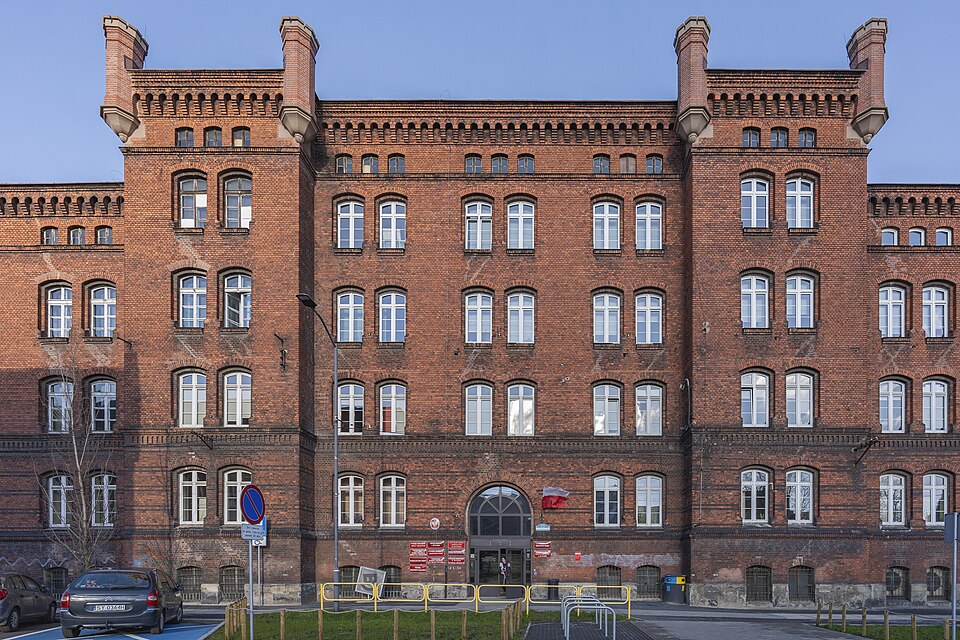 Zdjęcie ilustracyjne: Municipal office building at 35 Jana Smolenia Street in Bytom, former Prussian barracks, red brick facade, January 2023, KsP 086.jpg