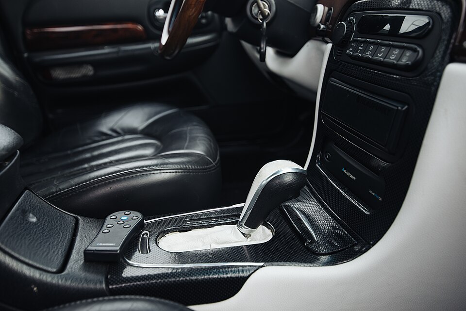 Zdjęcie ilustracyjne: Car interior view showing gear shift and remote on console in modern vehicle.jpg
