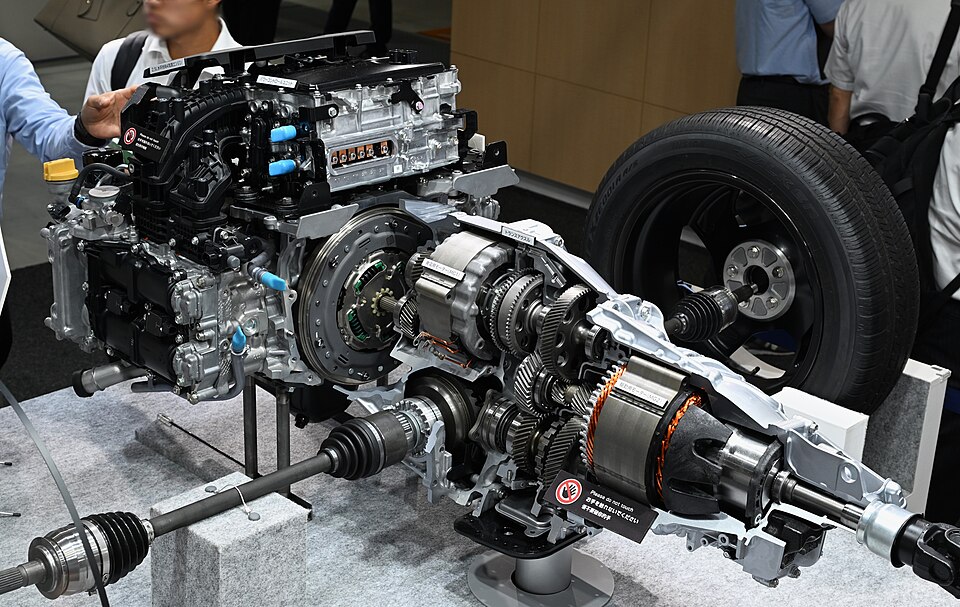 Zdjęcie ilustracyjne: Subaru Crosstrek S-HEV powertrain cutaway.jpg