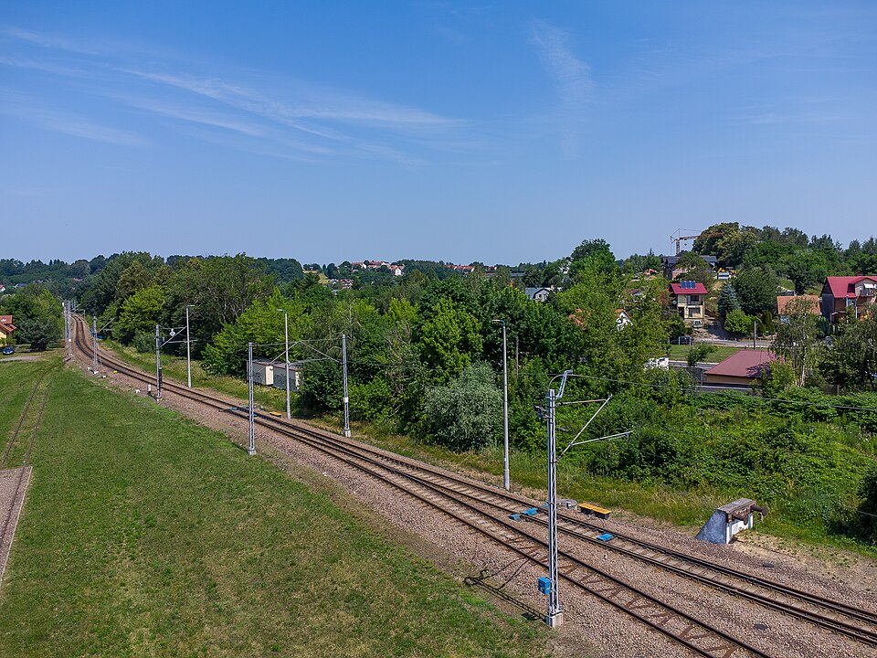 Zdjęcie ilustracyjne: Railway line No. 109,. Wieliczka Park railway station area, Wieliczka City, Poland.jpg