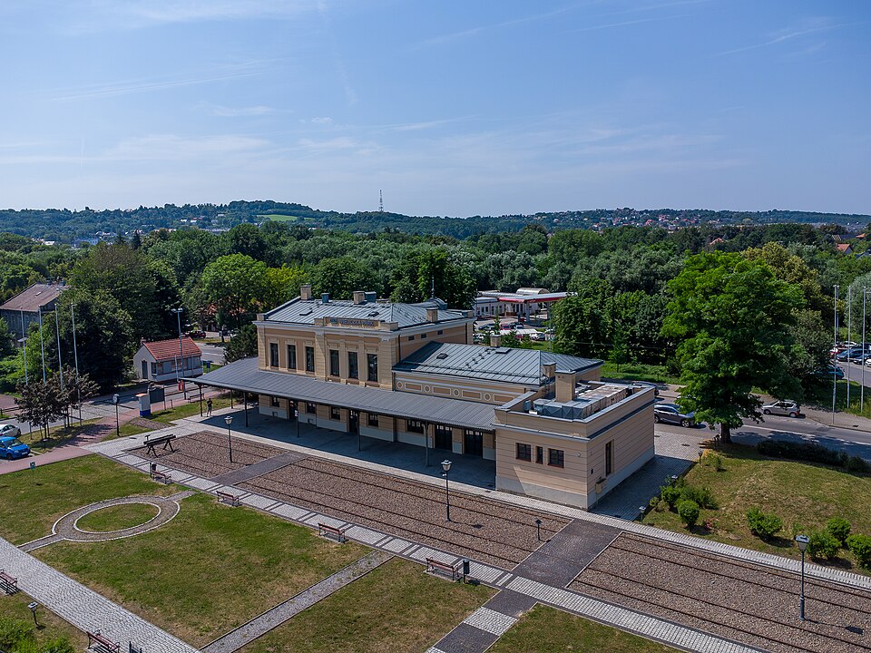 Zdjęcie ilustracyjne: Wieliczka Park train station, station building, 2026, Wieliczka City, Poland.jpg