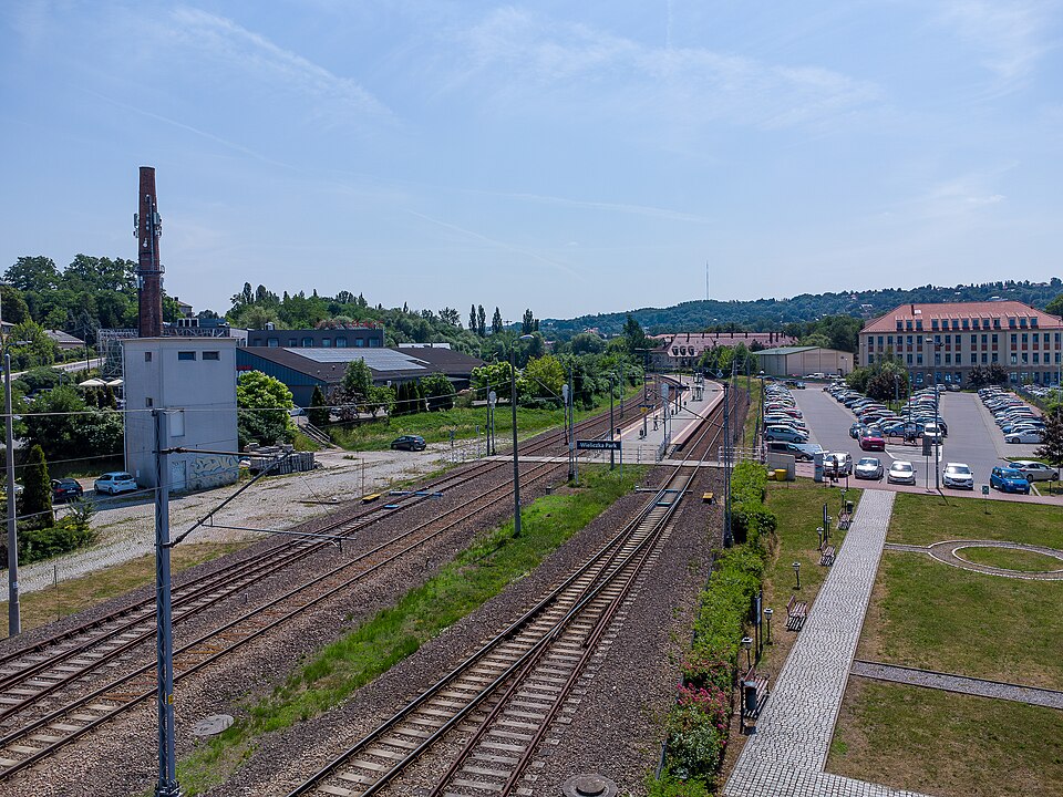 Zdjęcie ilustracyjne: Railway line No. 109, Wieliczka Park railway station area, Wieliczka City, Poland.jpg