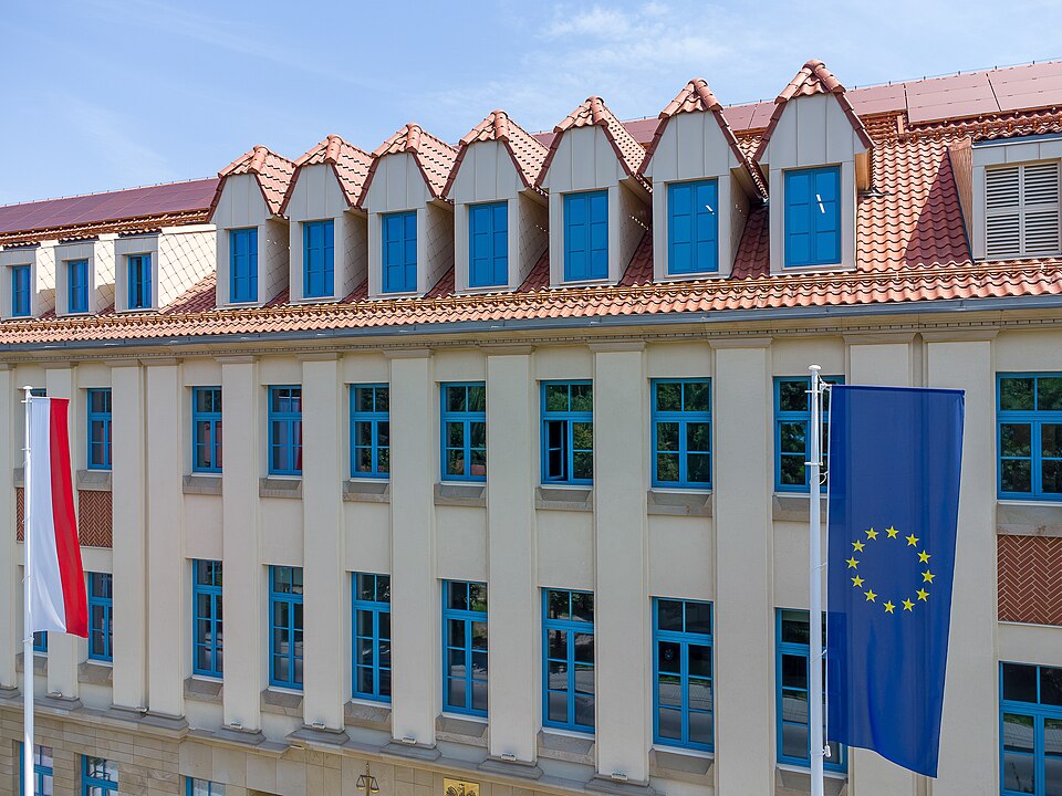 Zdjęcie ilustracyjne: District Court building in Wieliczka; Polish and European Union flags, 2026, Wieliczka City Poland.jpg