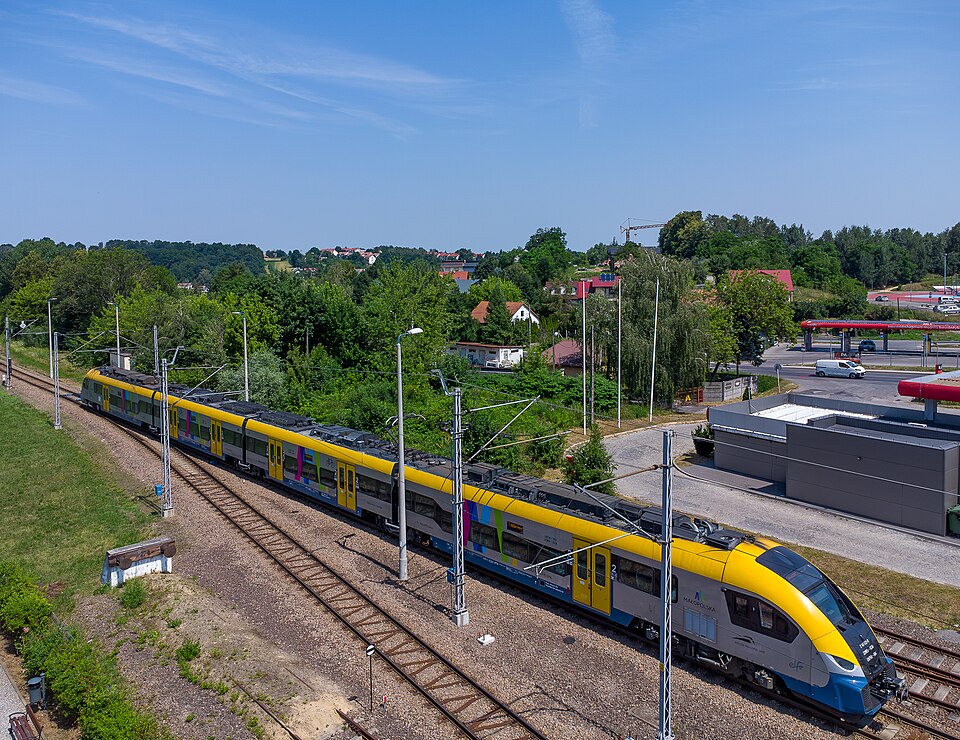 Zdjęcie ilustracyjne: Railway line No. 109.,. Wieliczka Park railway station area, Wieliczka City, Poland.jpg