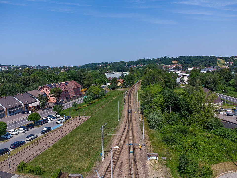 Zdjęcie ilustracyjne: Railway line No. 109,... Wieliczka Park railway station area, Wieliczka City, Poland.jpg