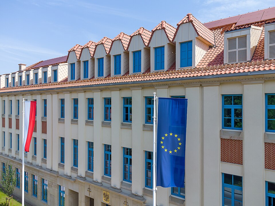 Zdjęcie ilustracyjne: District Court building in Wieliczka;.. Polish and European Union flags, 2026, Wieliczka City Poland.jpg