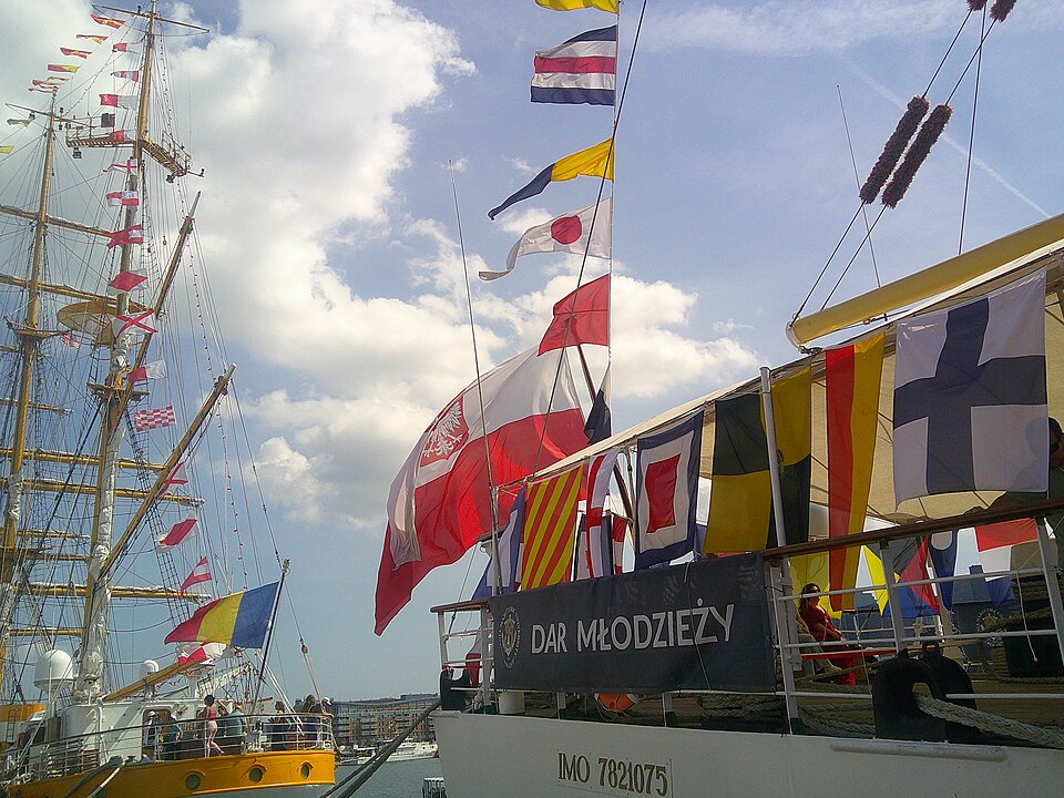 Zdjęcie ilustracyjne: Polish flag flying off the stern of Dar Młodzieży, taken during Sail250 in Boston.jpg
