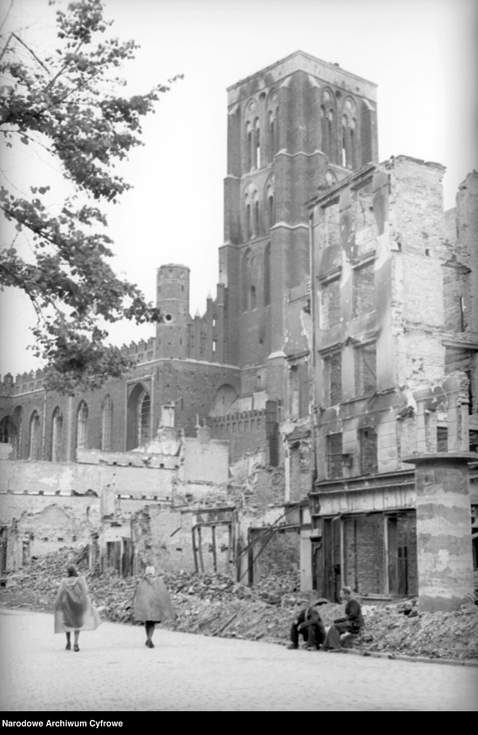 Zdjęcie ilustracyjne: 01945 3 86 0 - 2 171399 St. Mary's Church tower surrounded by ruins in Gdańsk (1945).jpg