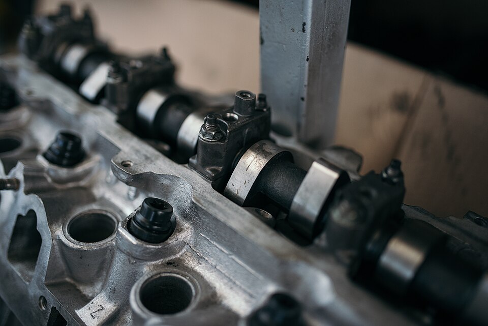 Zdjęcie ilustracyjne: Close-up view of engine components showcasing detailed mechanical craftsmanship in an automotive workshop setting.jpg