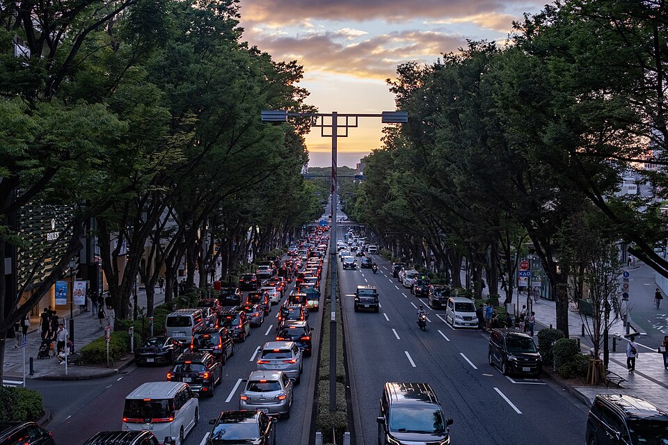 Zdjęcie ilustracyjne: Omotesando Avenue at sunset from pedestrian bridge, Jingumae, Shibuya, Tokyo.jpg