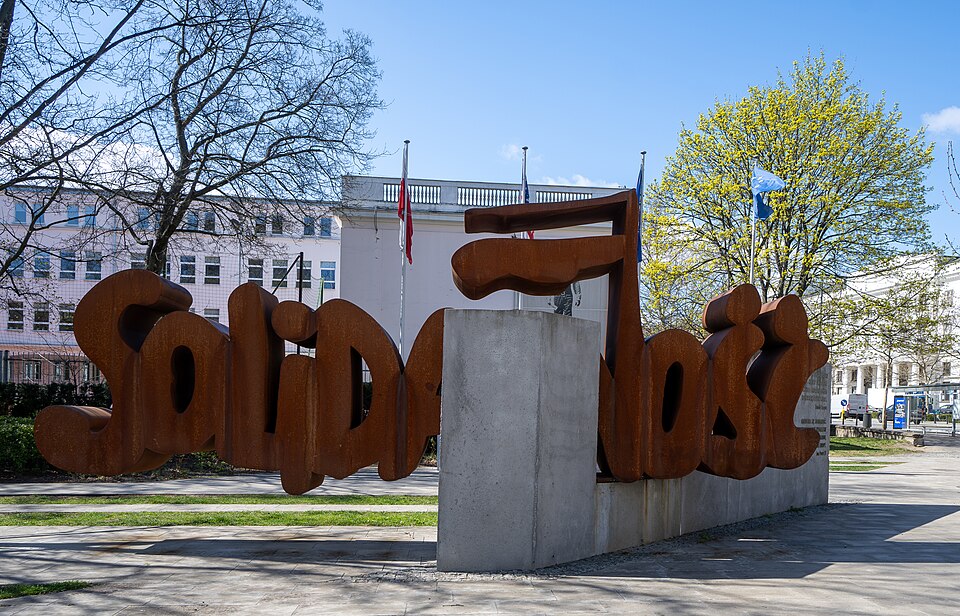 Zdjęcie ilustracyjne: Solidarity Memorial, Świętokrzyska Street, 2026, Warsaw, Poland.jpg