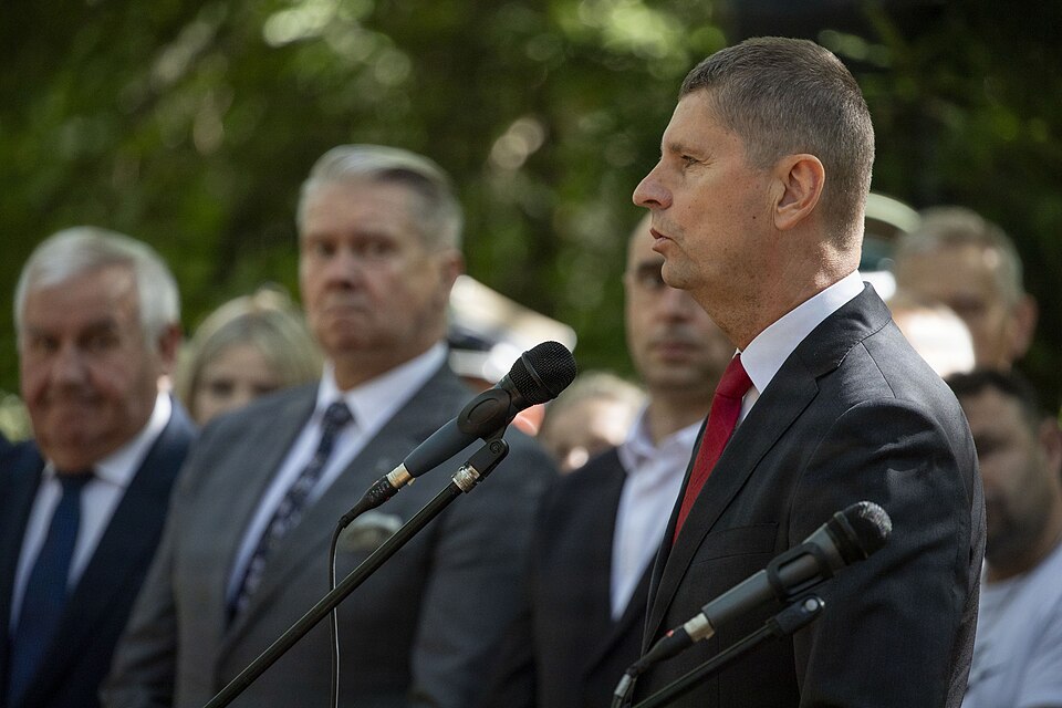 Zdjęcie ilustracyjne: U S and British Army leaders commemorate the 82nd anniversary of the Battle of Osowe Grzędy in Poland (9919633).jpg